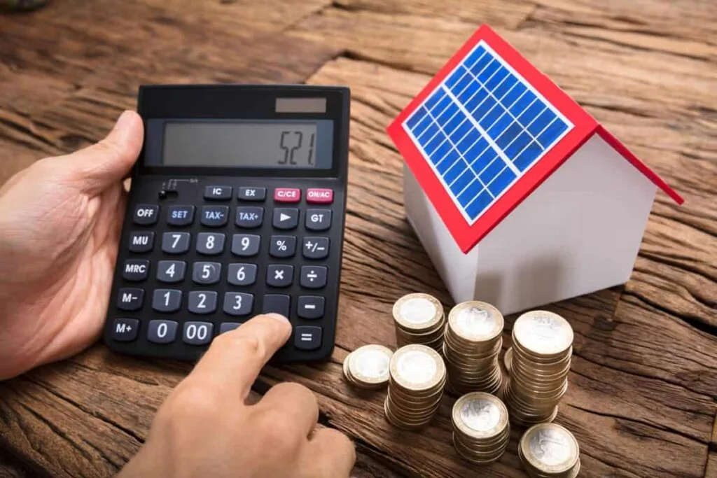 Solarmodul eines Balkonkraftwerks mit Wirkungsgrad-Messung