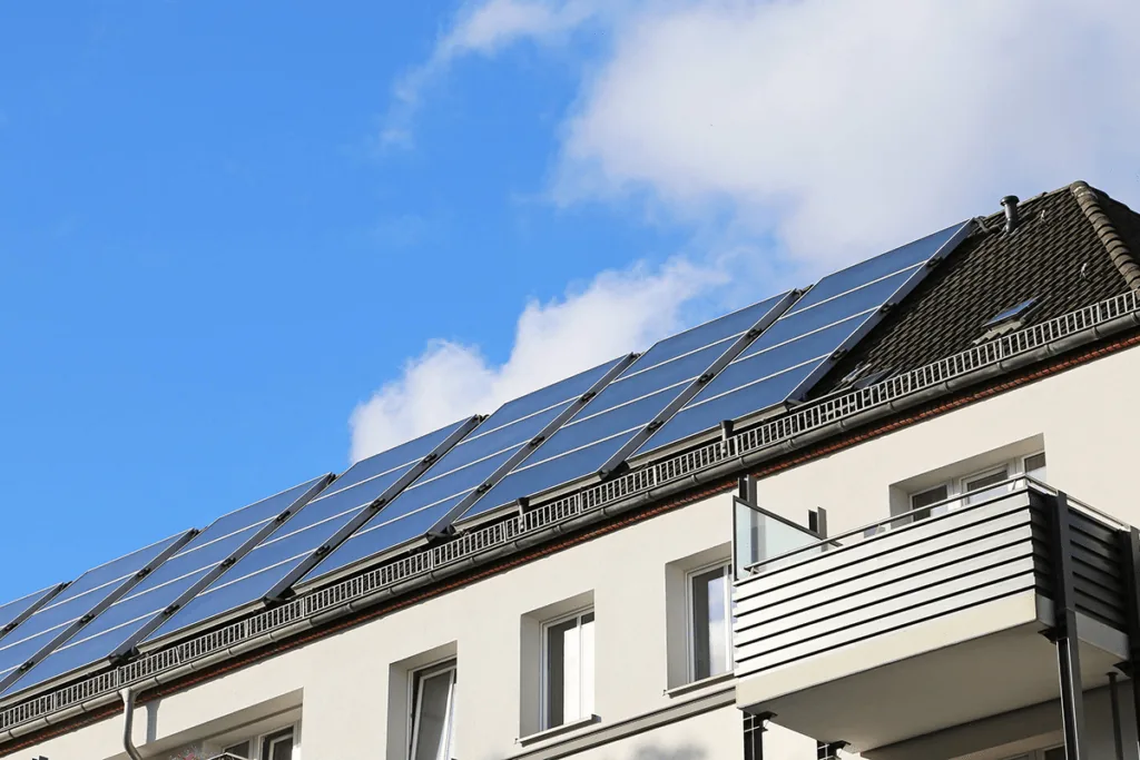 Balkonkraftwerk an Balkonbrüstung montiert: Optimale Ausrichtung nach Süden