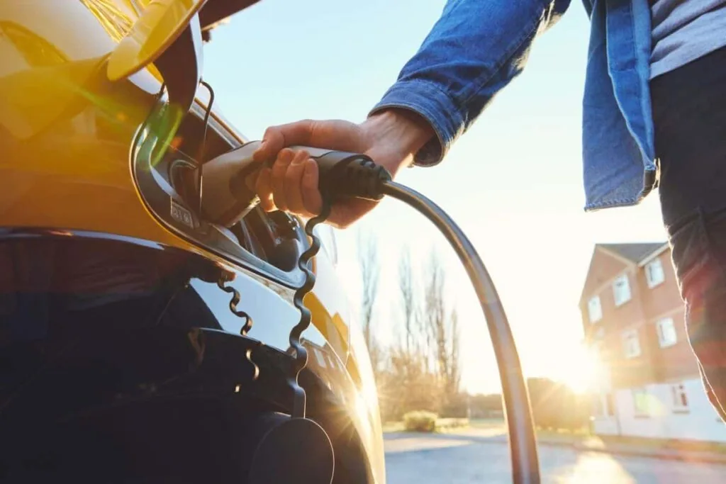 Elektroauto und Fernbus: Klimafreundliche Alternativen zum Verbrenner im Vergleich