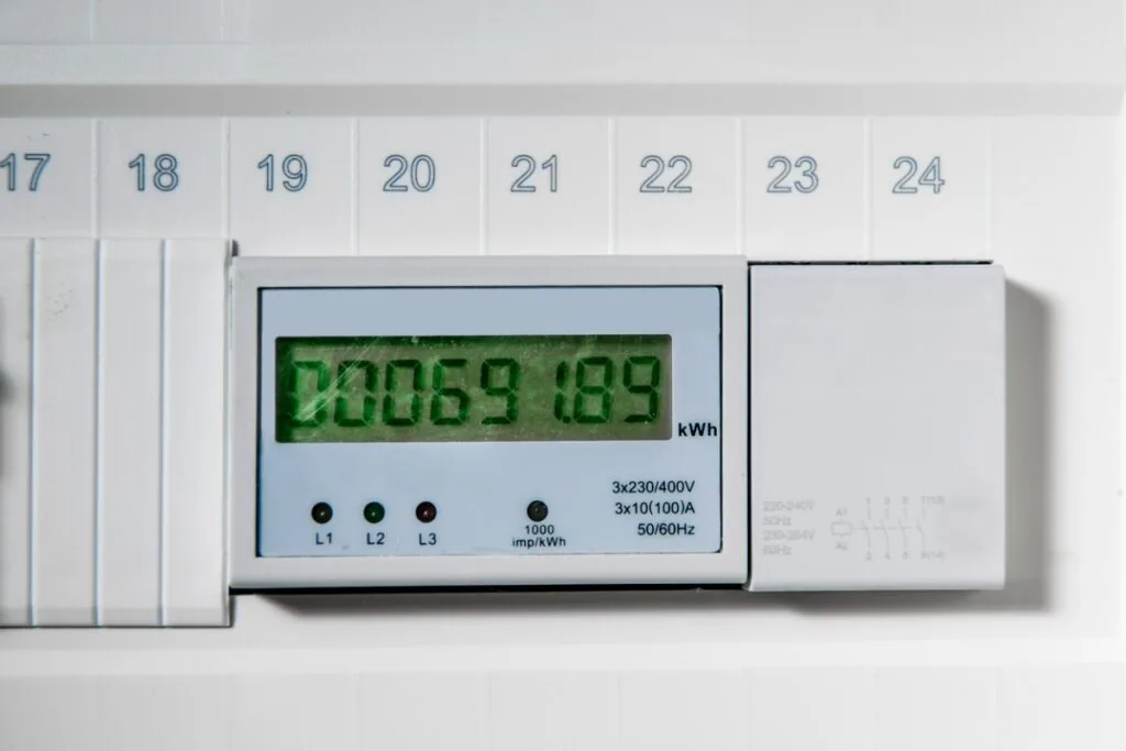 Digitaler Stromzähler an der Wand: Display zeigt Stromverbrauch in Echtzeit
