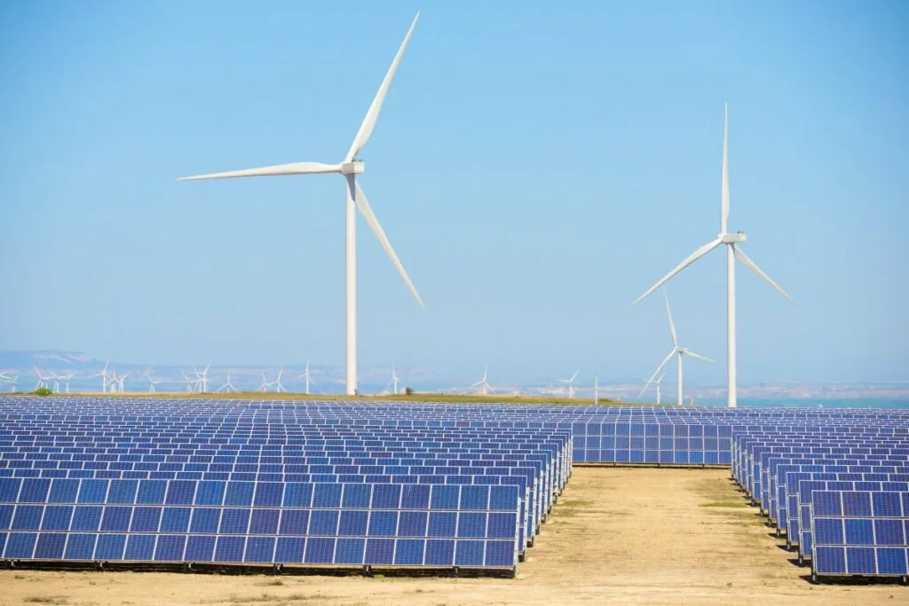 Solaranlage und Windrad: Erneuerbare Energien als Zukunft der Stromversorgung