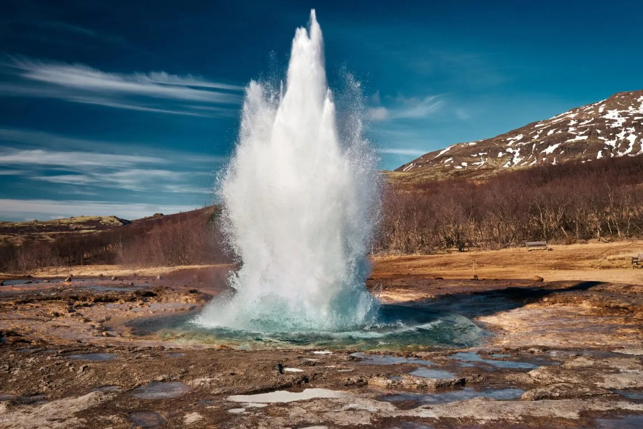 Geothermie: Wasserfontäne schießt aus Erdwärmequelle des Vulkangesteins