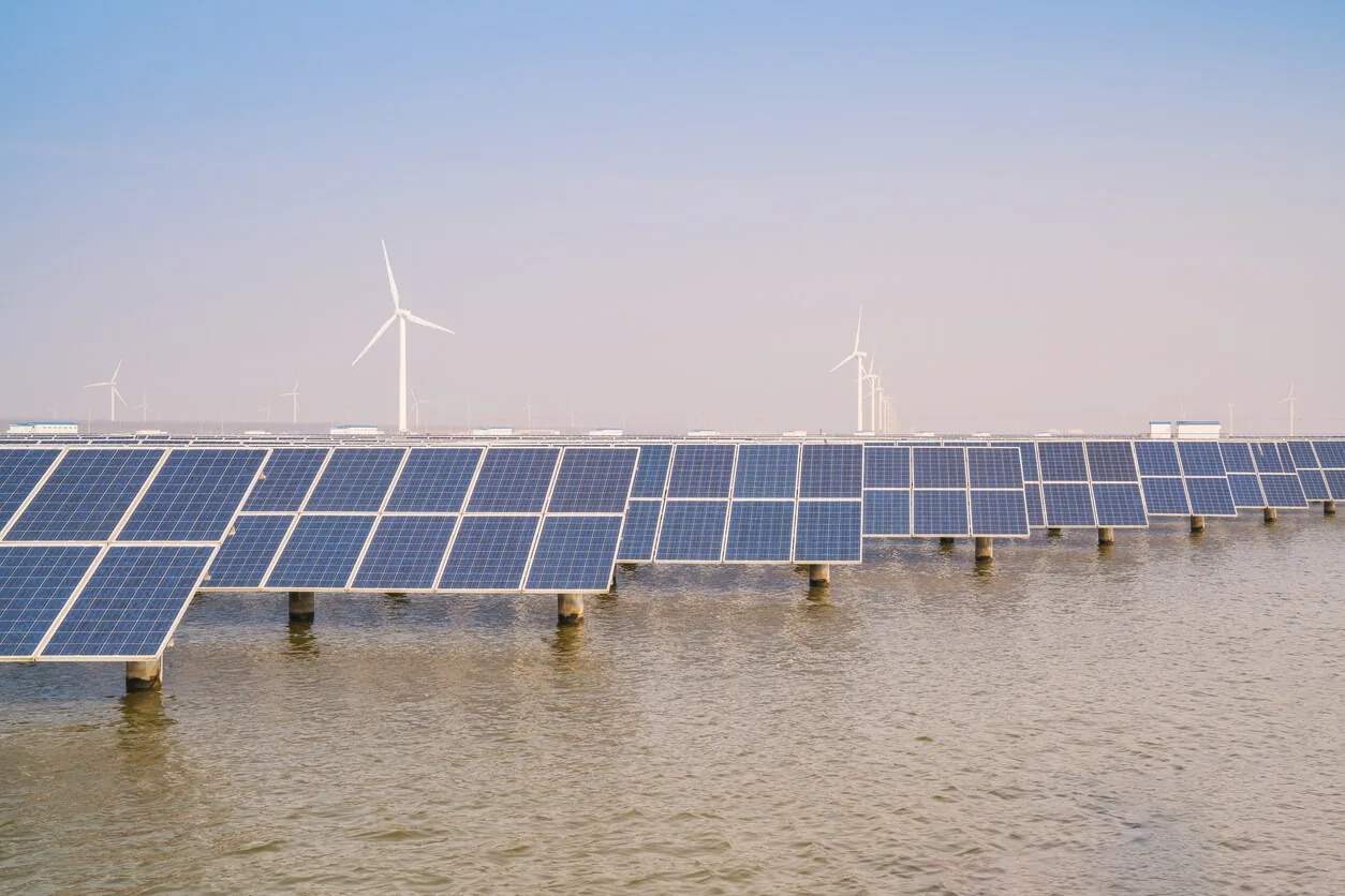 Offshore-Windkraftanlage und Solarpark auf dem offenen Meer
