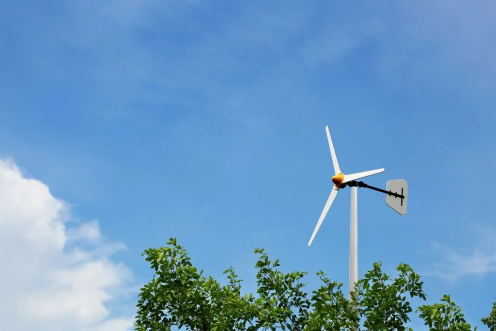 Horizontale Kleinwindanlage mit drei Rotorblättern im Garten eines Einfamilienhauses