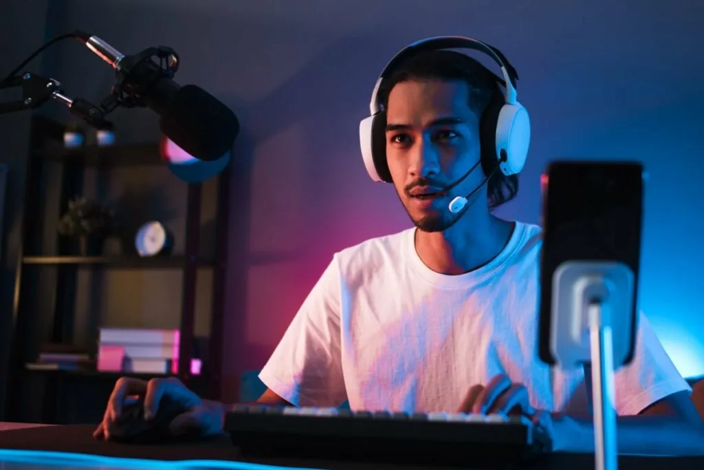 Internet beim Zocken: Mann mit Headset und Computer
  