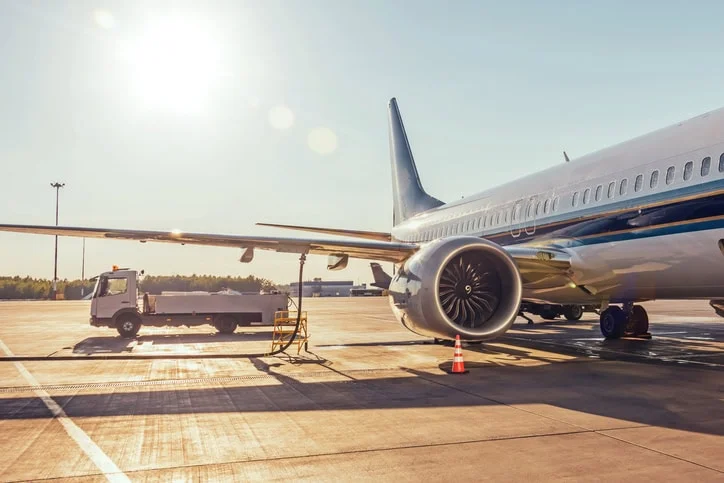 Flugzeug wird mit Kerosin betankt – steigende Treibstoffkosten 2026