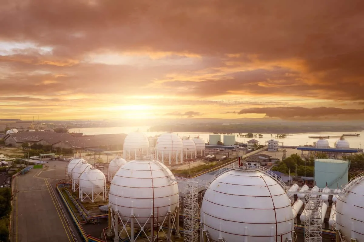 Gasspeicher als Teil des Strommix bei Sonnenuntergang
