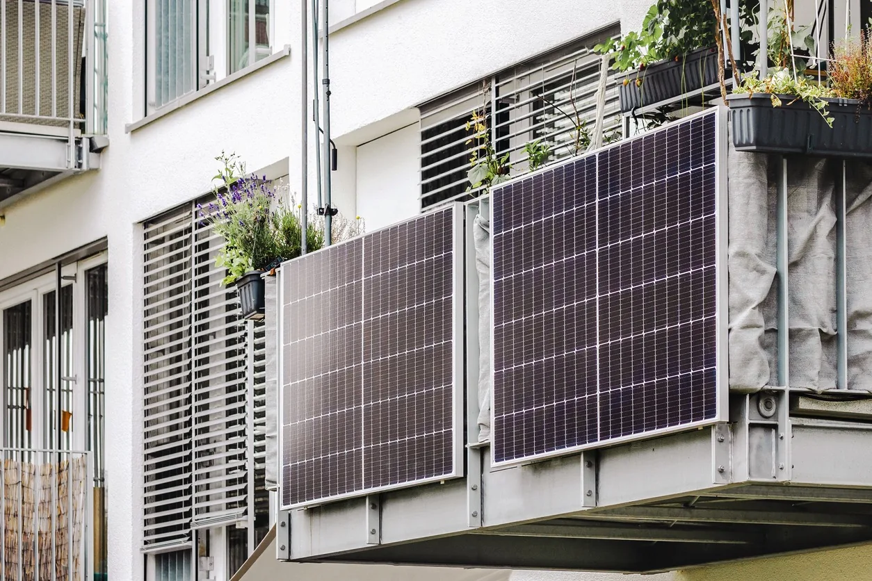 Photovoltaikmodule unter blauem Himmel veranschaulichen die Funktionsweise eines Balkonkraftwerks.