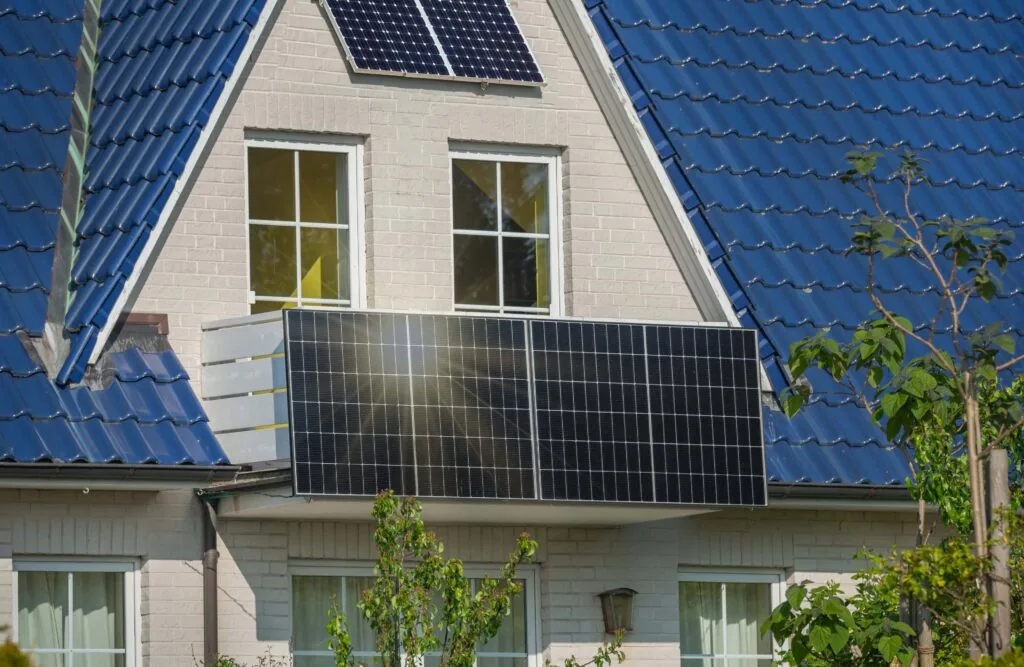 Ein Haus mit Balkonkraftwerken an der Fassade und dem Balkongeländer.