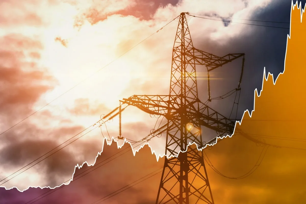 Steigender Graph vor Strommasten als Symbolbild für die Energiekrise und hohe Energiepreise.