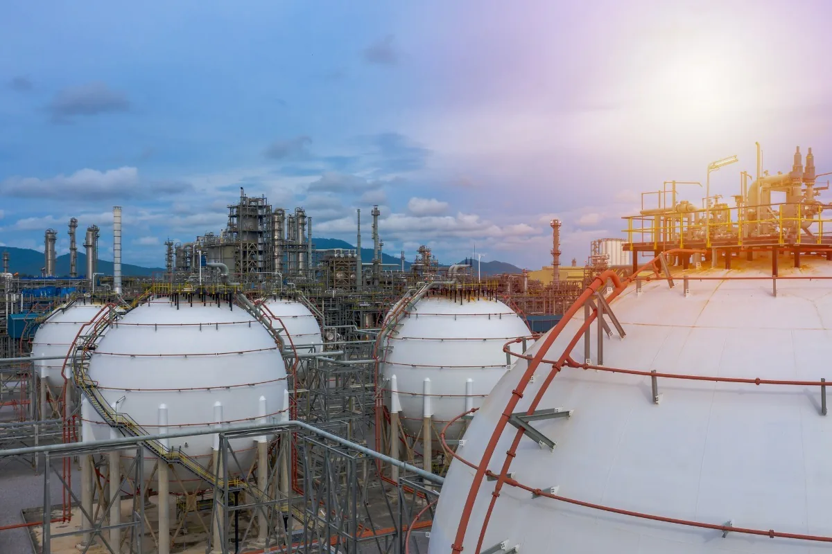 Flüssiggas LNG-Tanks: Herstellung, Transport und Lagerung von verflüssigtem Erdgas
