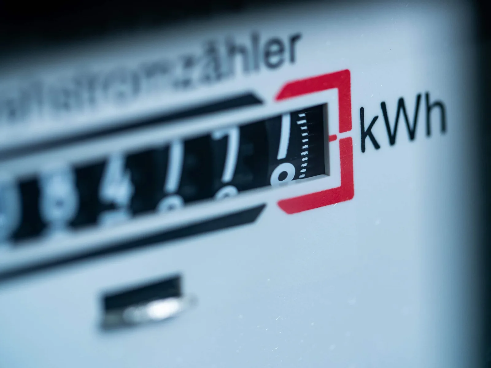 Nahaufnahme eines Stromzählers als Symbolbild für eine Versorgerablehnung durch den Energieanbieter.